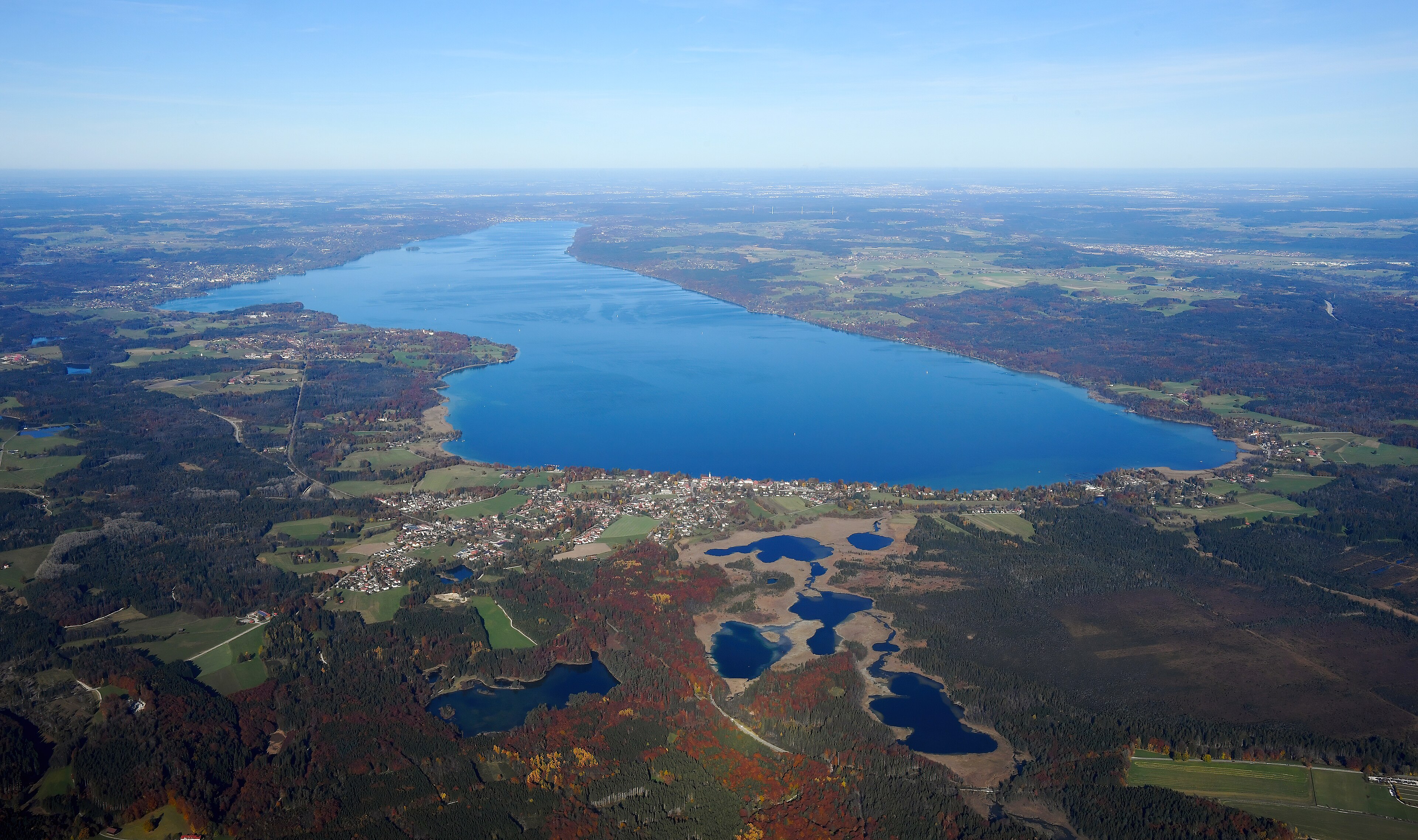Luftaufnahme des Starnberger Sees von Süden mit den Osterseen im Vordergrund